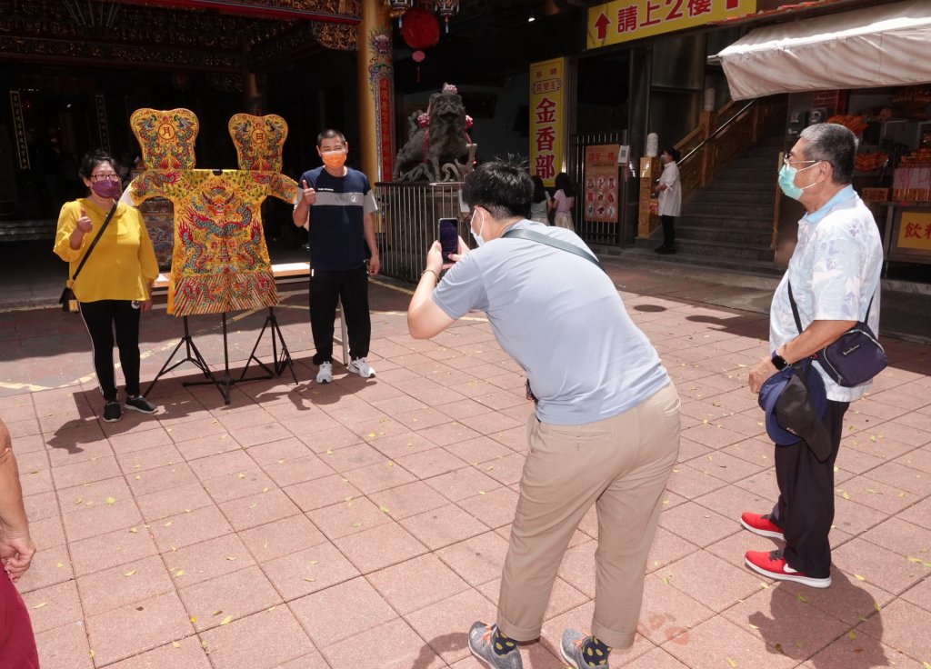 開基玉皇宮黃曆六月六日天貺日曬龍袍 吸引遊客拍照