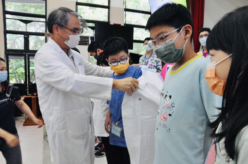 台南市立醫院舉辦小小醫學營  寓教於樂學健康