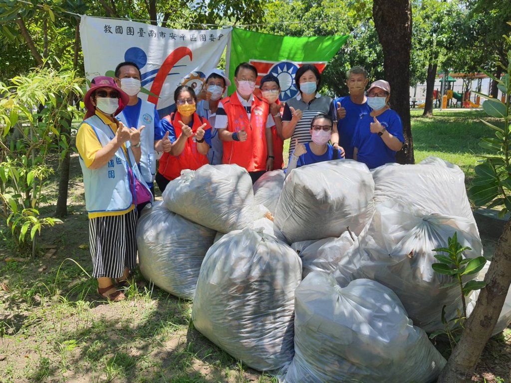 台南市安平區救國團團委會到建平公園清掃