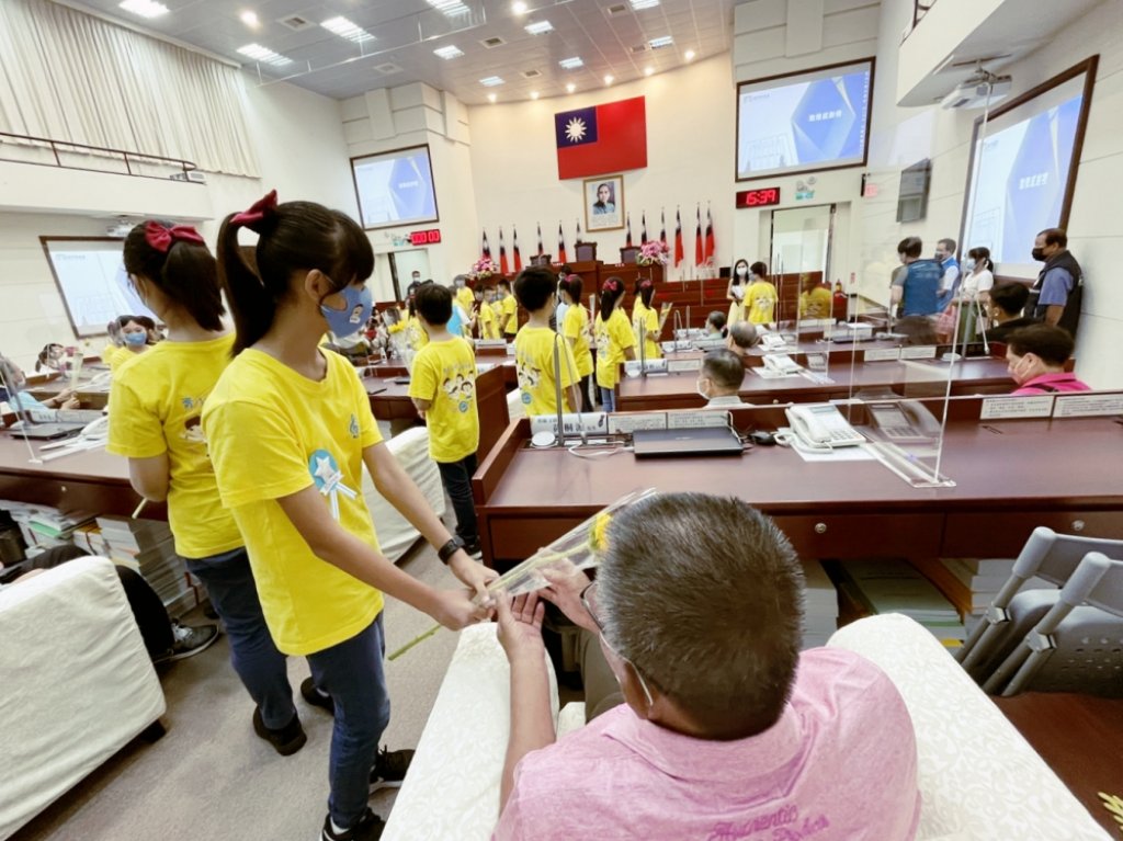 竹市議會贈匾表揚模範父親　邀青草湖國小合唱團獻天籟賀父親節快樂