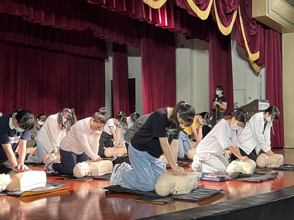 中華醫大新鮮人先過這一關 二千多位新生完成CPR考驗