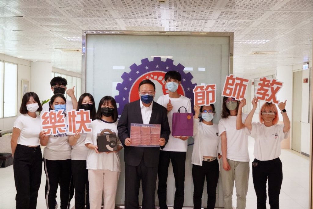 向老師致敬教師節快樂　中華大學5社團學生自發性接力校園快閃表演
