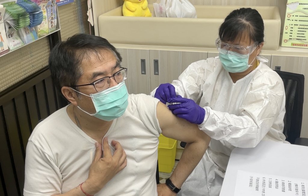 公費流感疫苗開打 黃偉哲捲袖接種籲市民踴躍施打