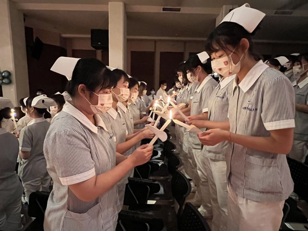 中華醫大護理系加冠典禮303位加冠生薪傳南丁格爾精神 引燭 傳光 宣誓 過程莊嚴隆重