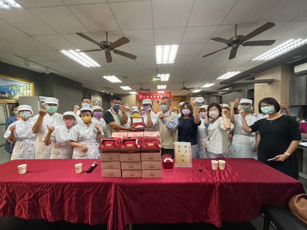 中華醫大西式麵包甜點訓練班歡喜結訓 學員合力製作愛心餐盒關懷獨居老人