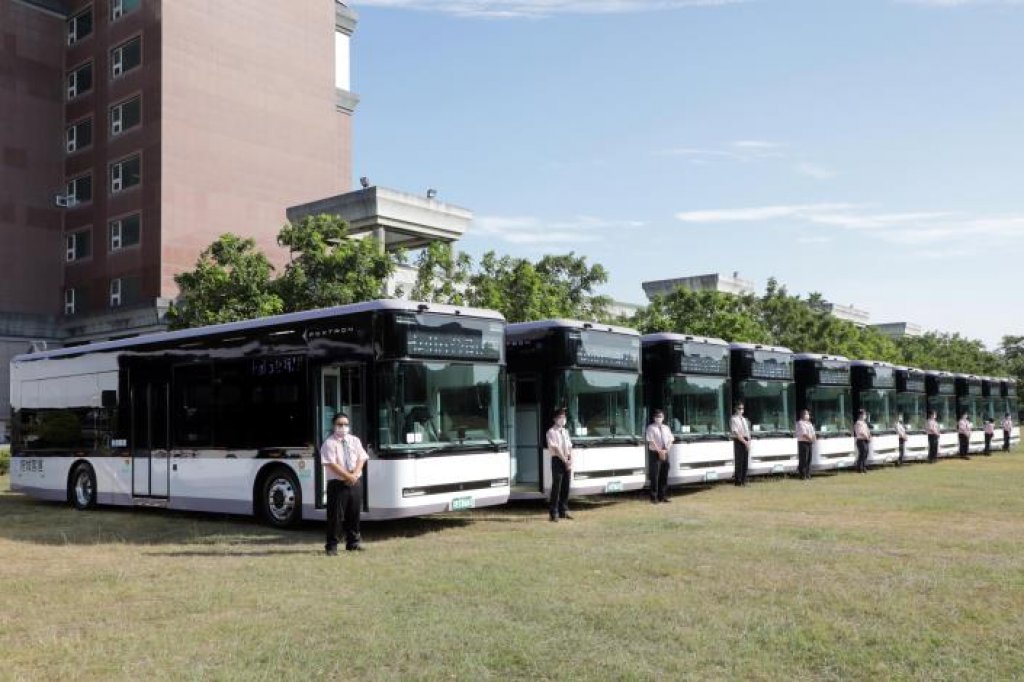 鴻華Model T電動公車全國首批量產車15輛交車給臺南市府