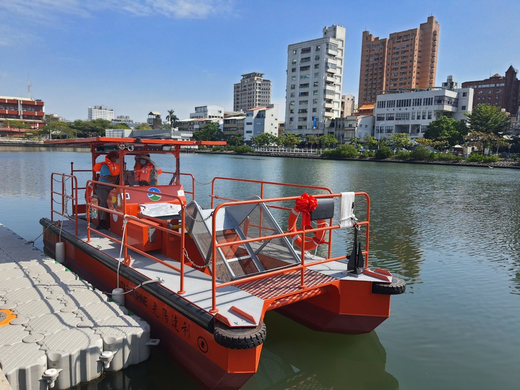 企業響應ESG捐贈臺南市太陽能清潔船 給環保局清除運河垃圾
