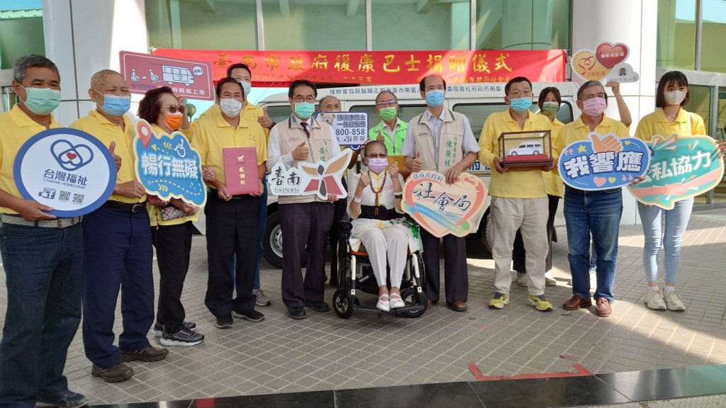 黃偉哲感謝信潮工業捐贈復康巴士 公私協力推廣身障便捷服務