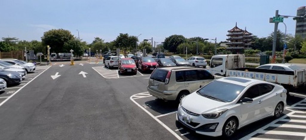 前鎮區鎮榮與鎮賢停車場已整修完成開放停車