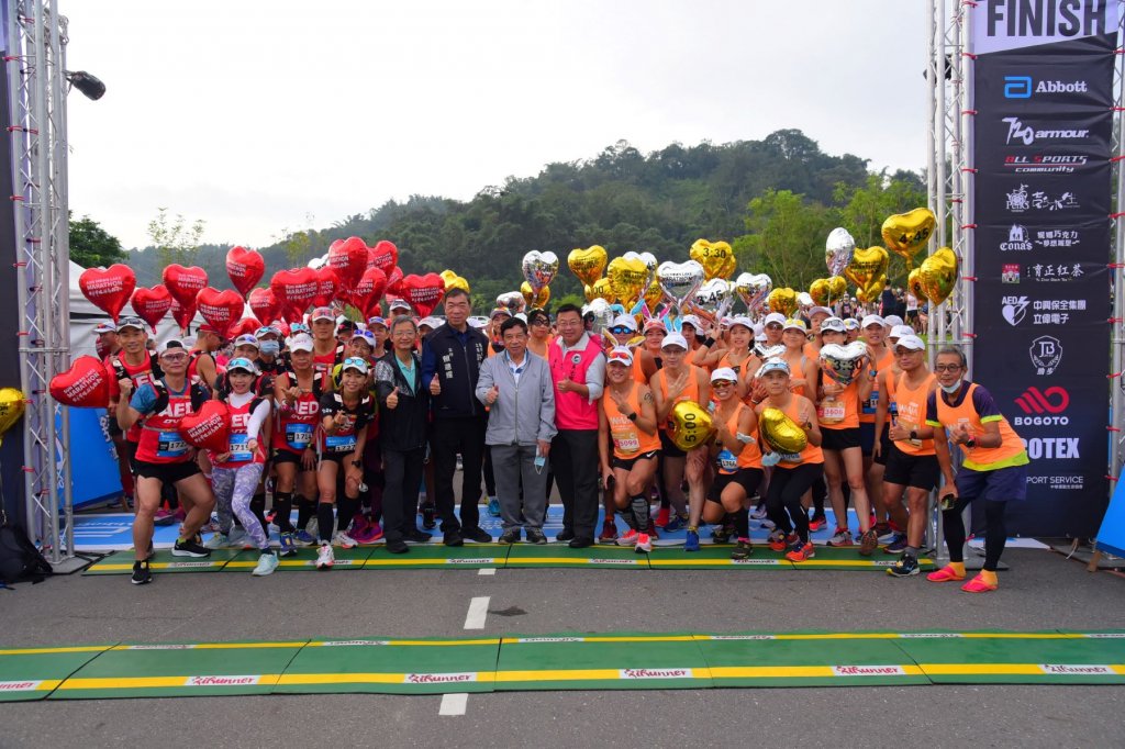 日月潭環湖馬拉松開跑 6400選手跑步做公益