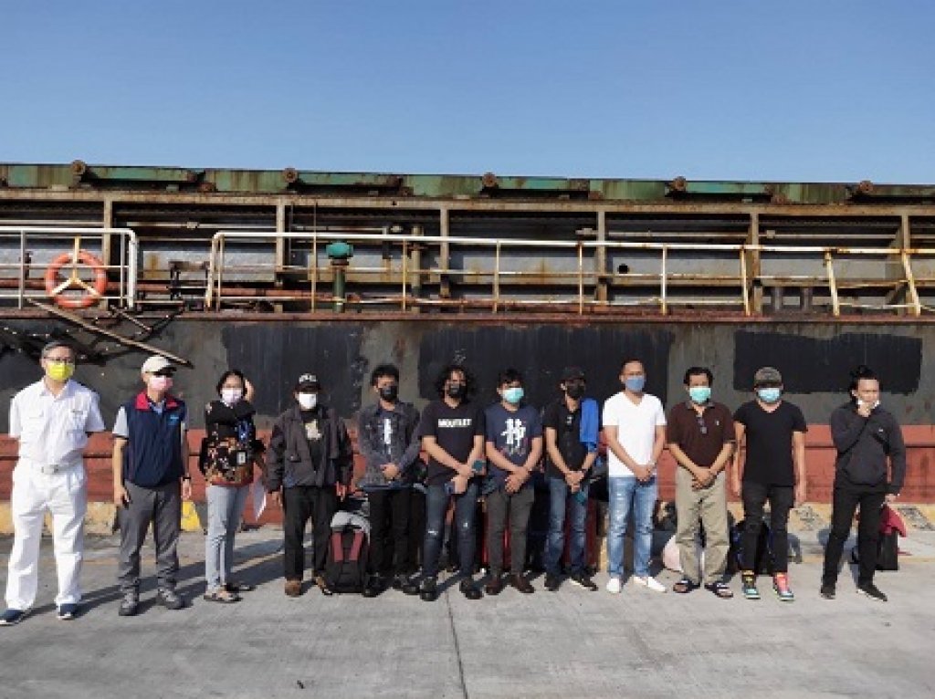  航港局積極協助滯留船員 安排建業輪8位印尼籍船員返國   
