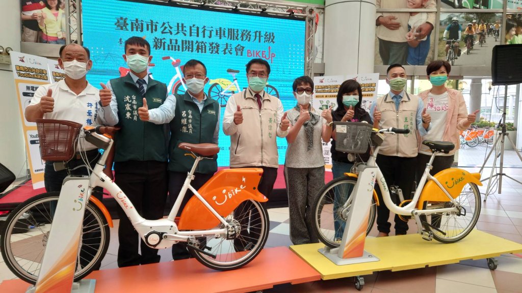 黃偉哲開箱台南公共自行車新品 微笑單車YouBike2.0明年上線服務