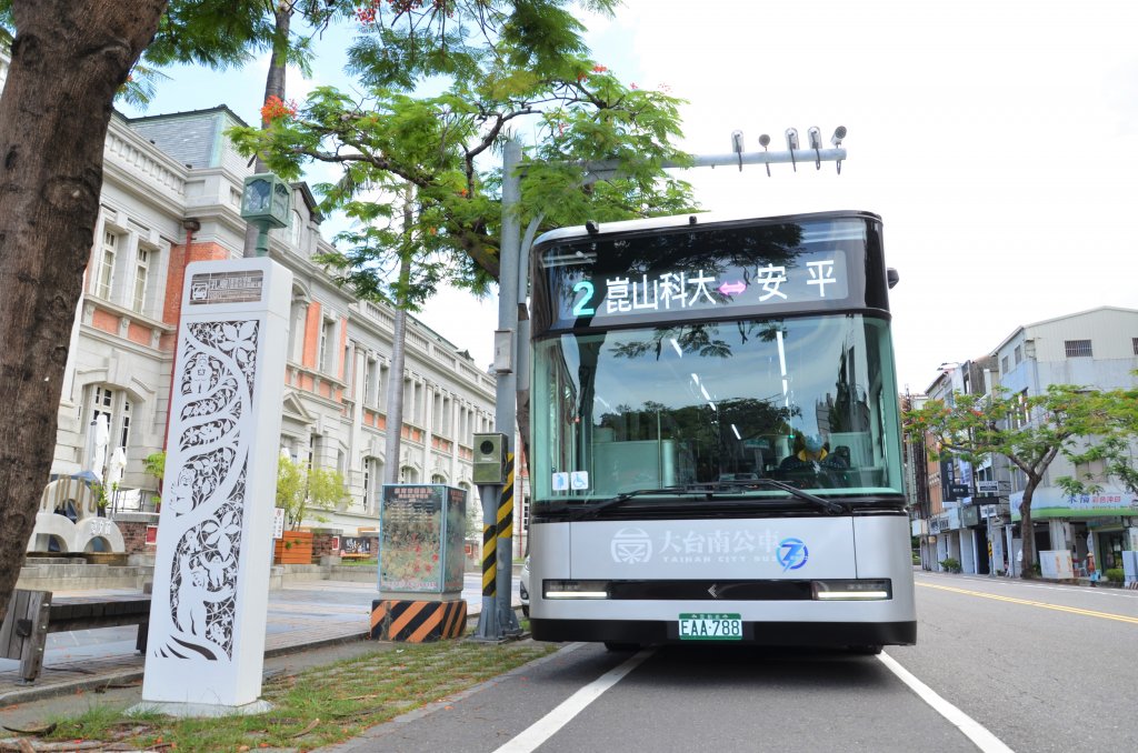 台南市公車電動化  Model T為古城增添時尚科技風
