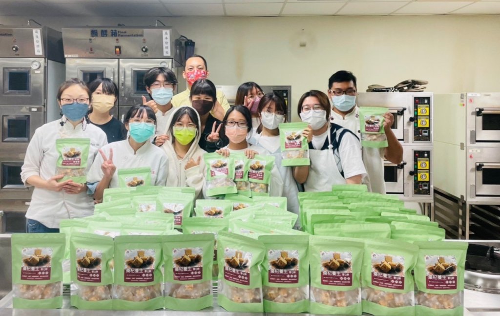 中華醫大食營系攜手產業研製雪Q餅 給創世義賣做公益