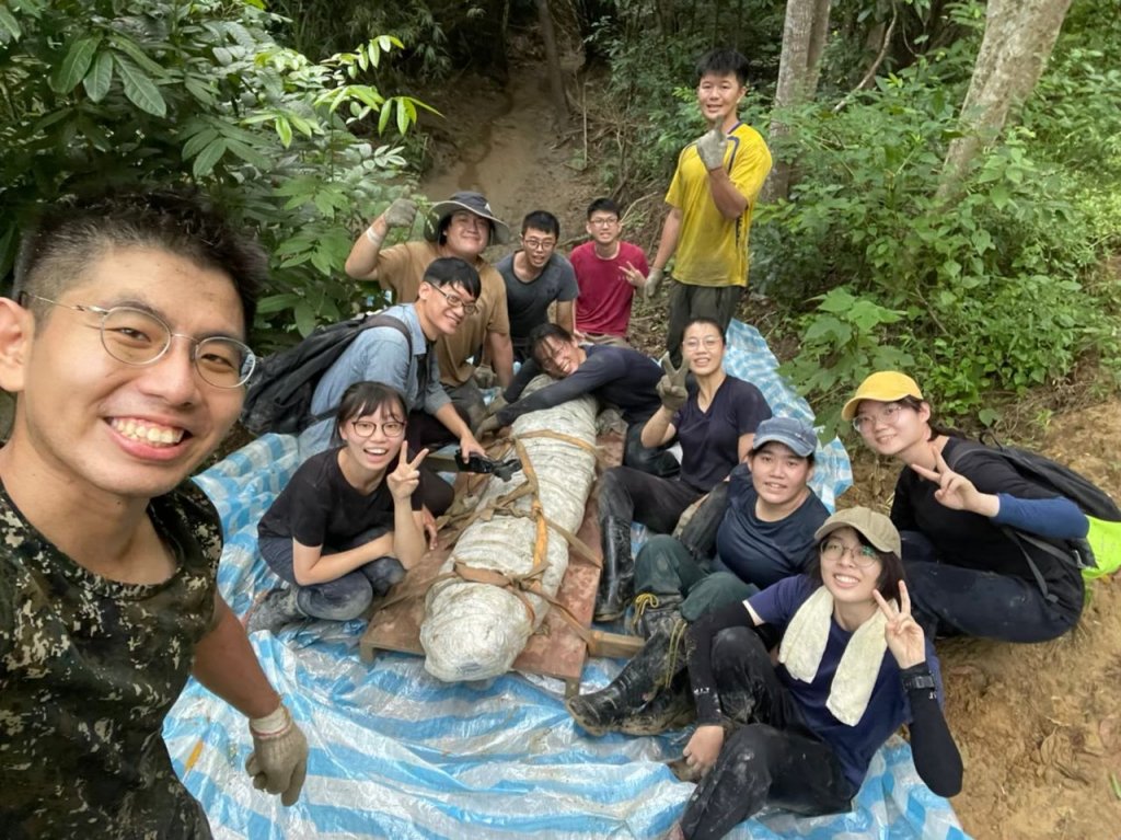 成大師生團隊與科博館協力挖出台灣史上最完整鯨魚化石