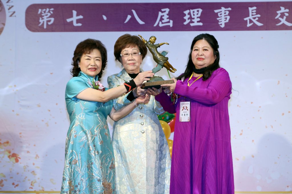 台灣國際職業婦女協會理事長交接     郭壽珍接任第八屆理事長