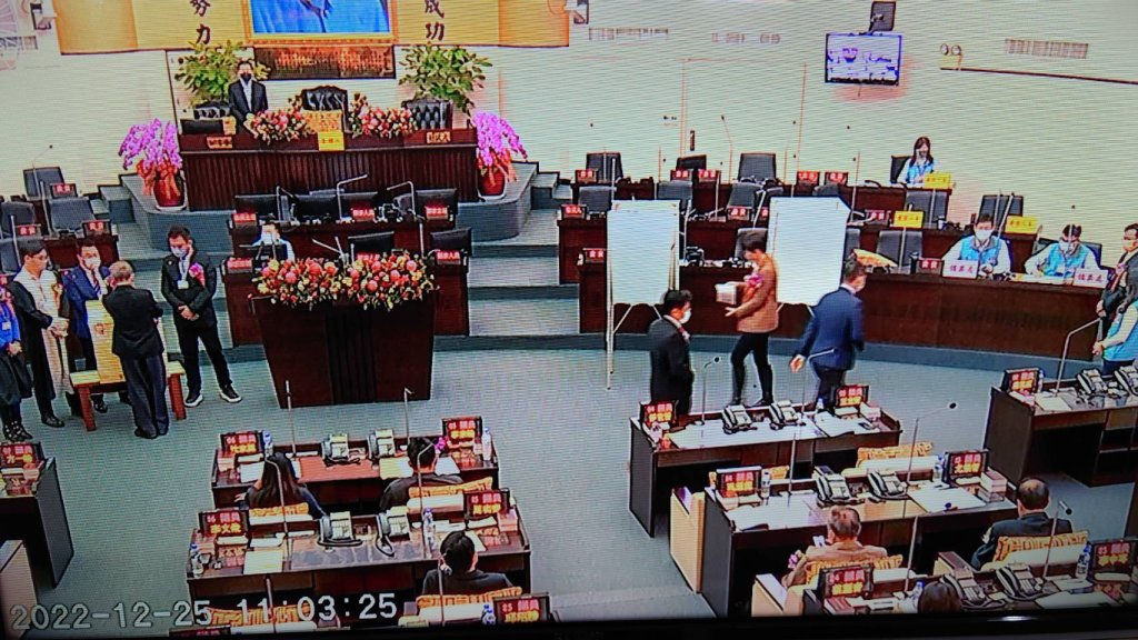 臺南市議會選議長 國民黨三議員跑票邱莉莉順利當選議長