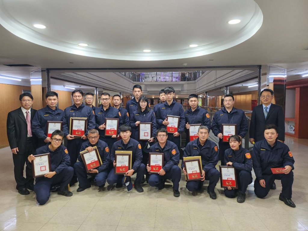 搶救民眾生命有功 市警局18名員警獲市政府公開頒獎表揚