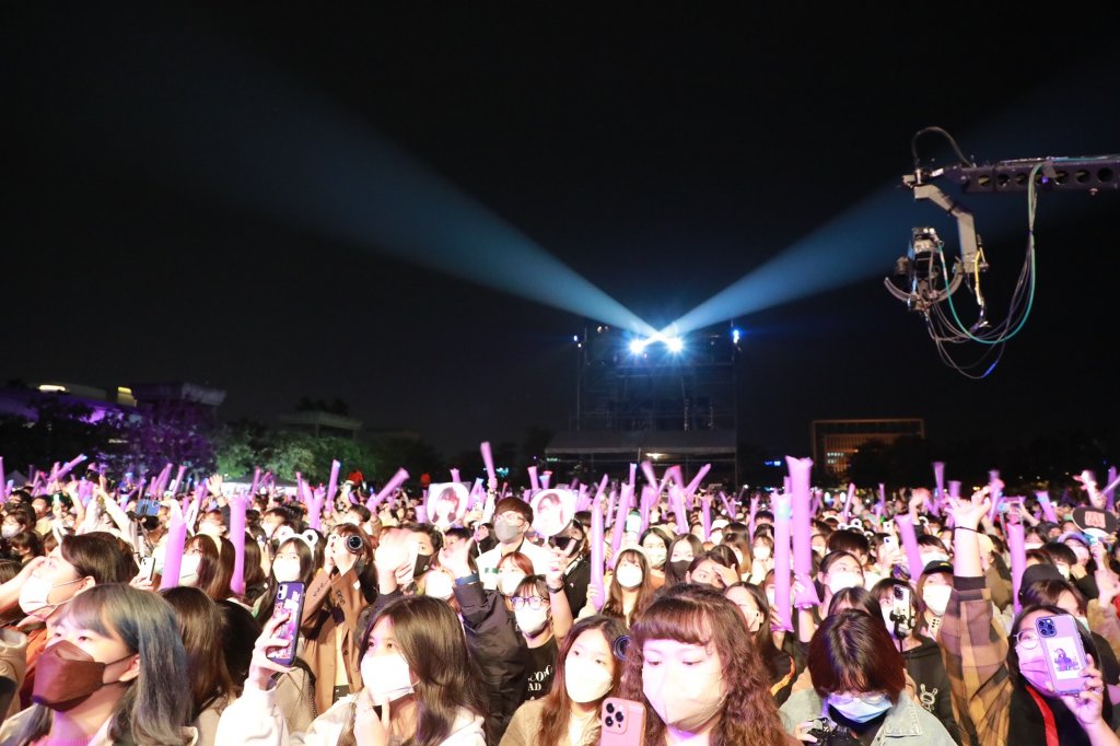 「台南好YOUNG跨年演唱會」熱鬧開唱 市府廣場湧入數萬人爭睹偶像風采