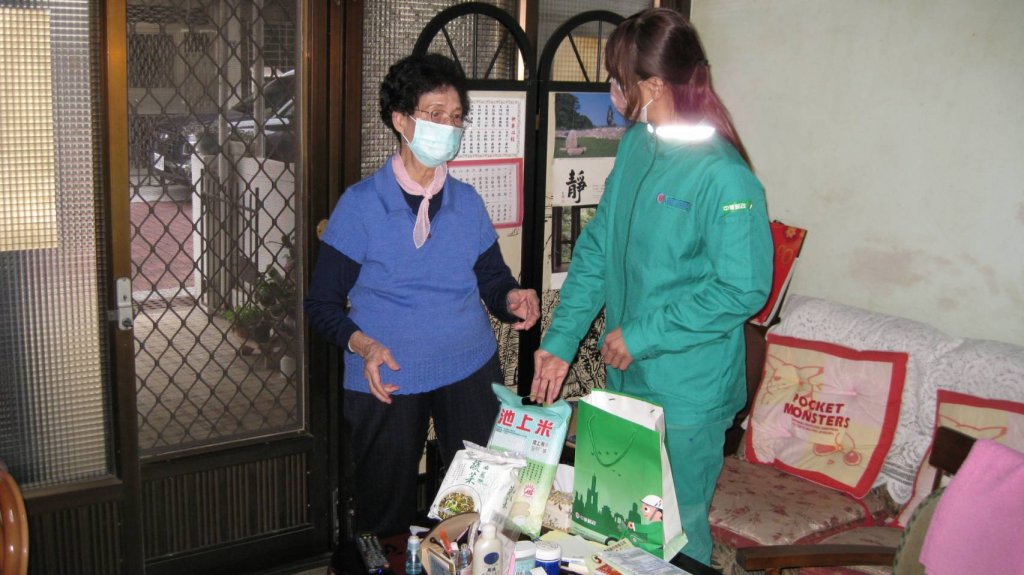112年度臺南郵局舉辦關懷獨居長者「兔年迎新春，春節送愛心」活動