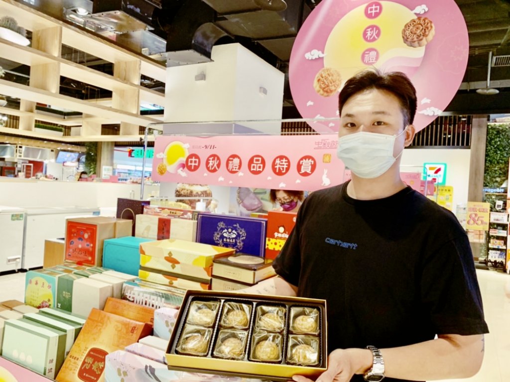 桃園遠百中秋獻禮元祖、奇華月餅快閃買氣旺　秋裝上市熱搜經典美妝