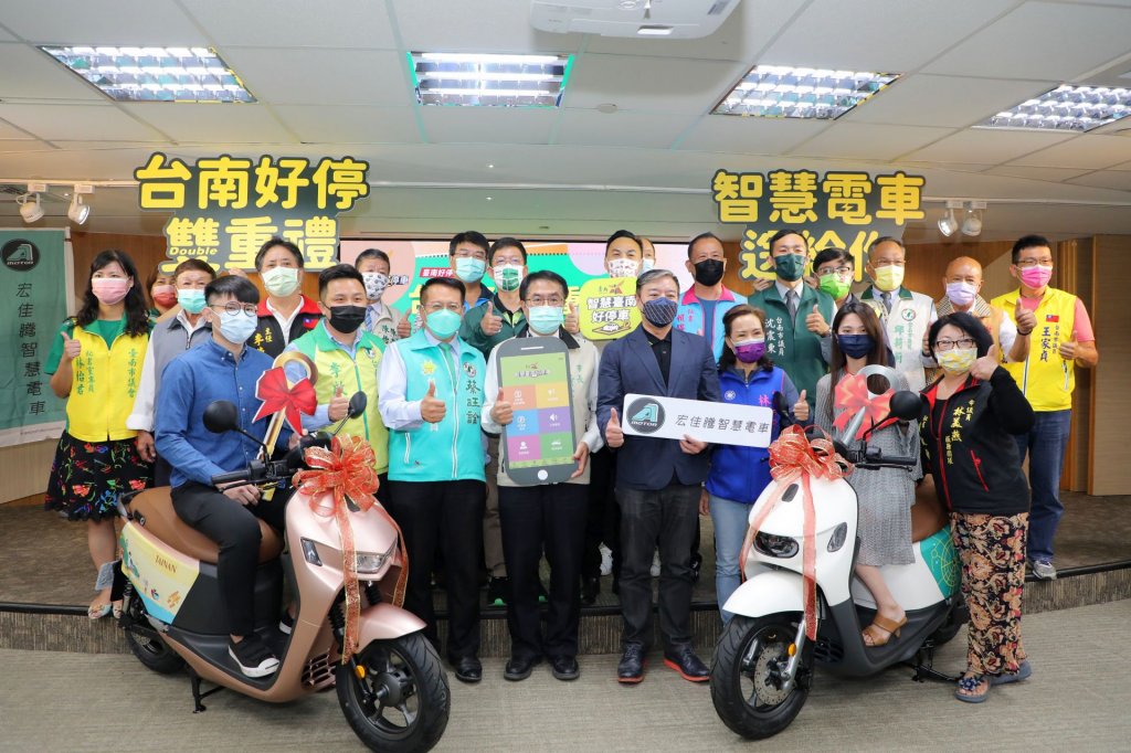 南市府推廣行動支付 黃偉哲頒發智慧電車給幸運民眾
