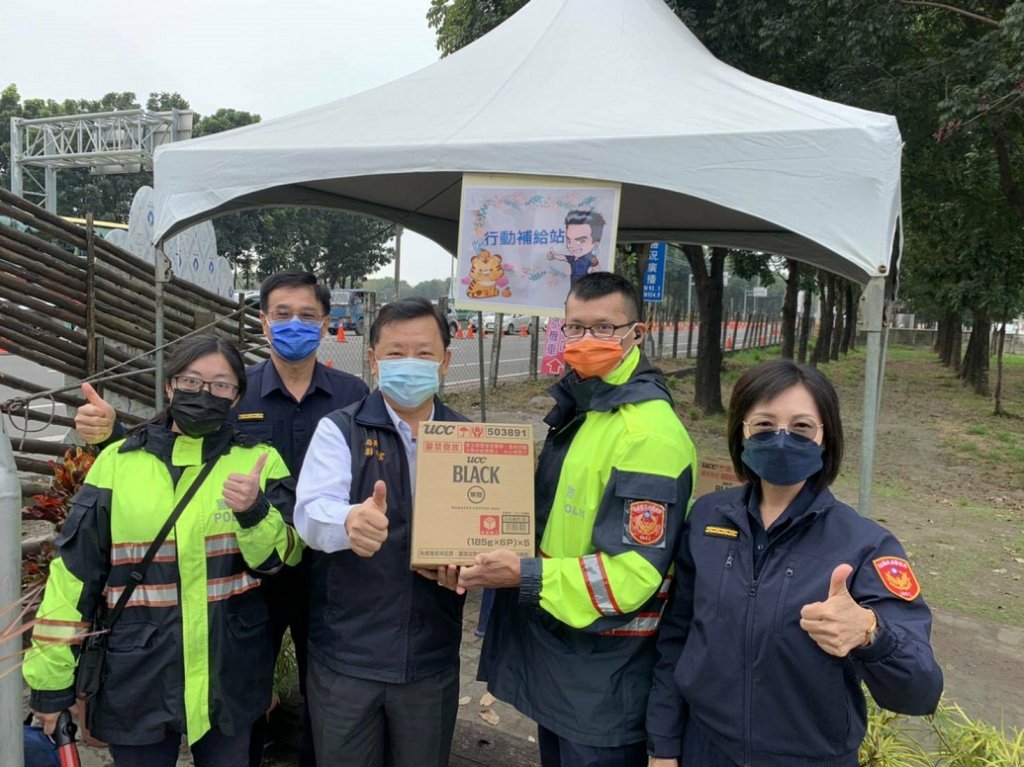 屏東市觀光景點湧現人潮　警局長超給力慰問同仁「虎哩有力」