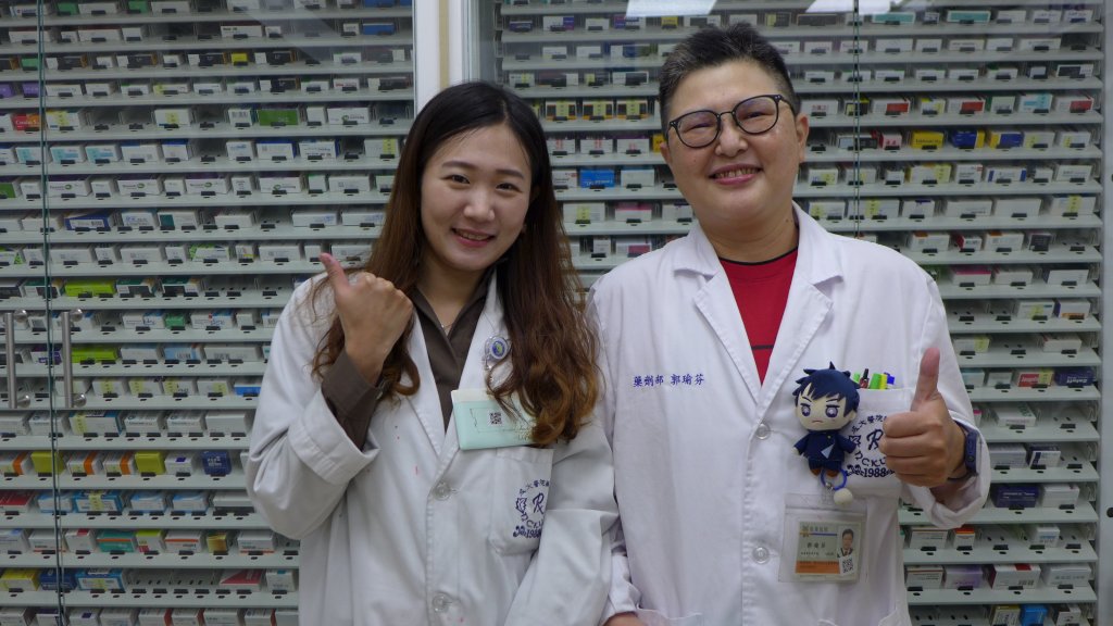 郭瑜芬、陳貞螢獲萬人票選為成大醫院服務最親切藥師