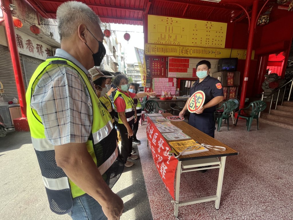 台南市北區正覺里巡守隊協助宣導結合鳳山宮「捐血活動」