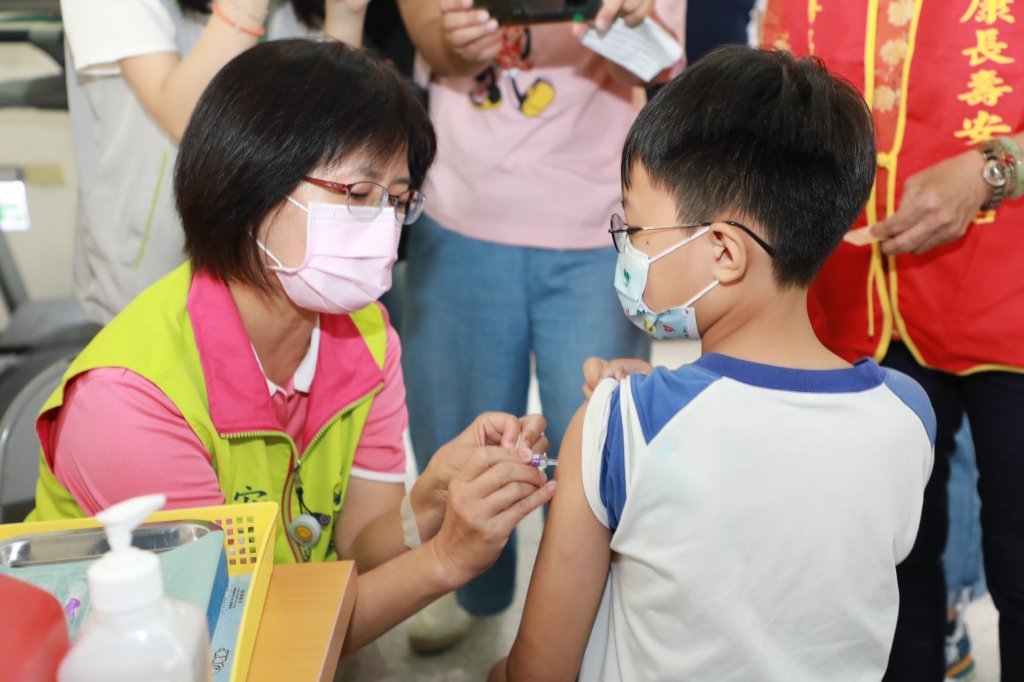 今起全面開打公費四價流感疫苗  黃偉哲宣導流感校園e化守護健康