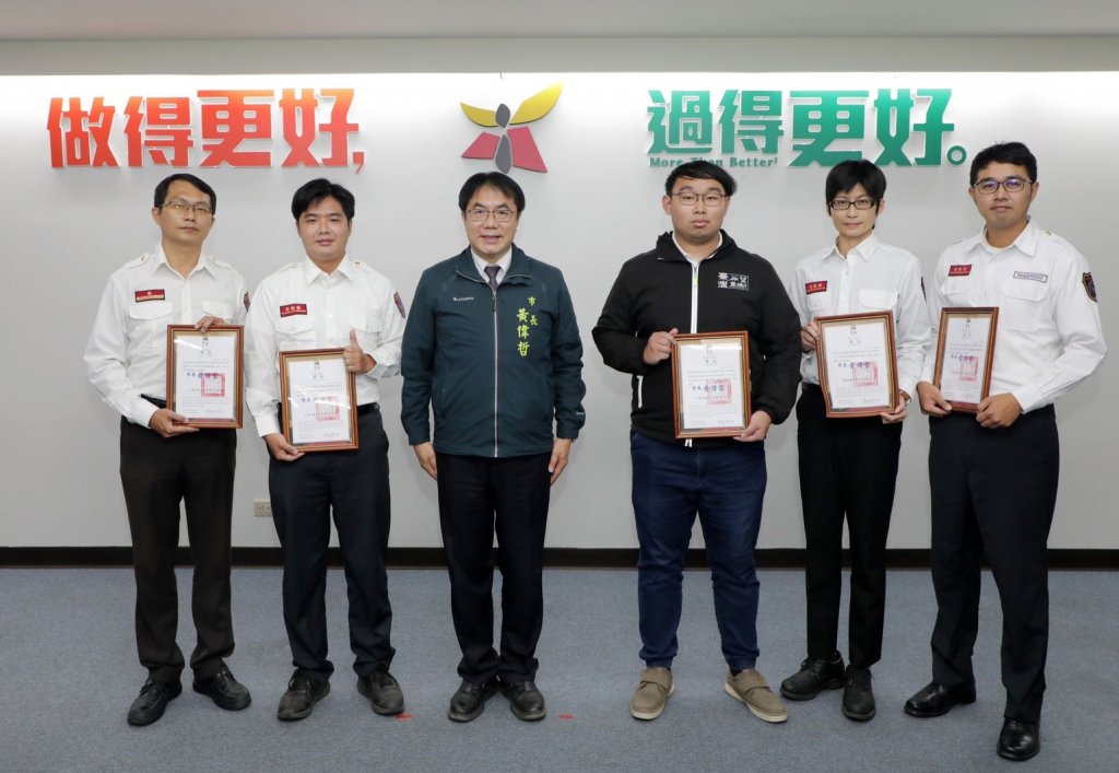 台南消防屢獲無人機賽事佳績 獲獎人員黃偉哲親表揚