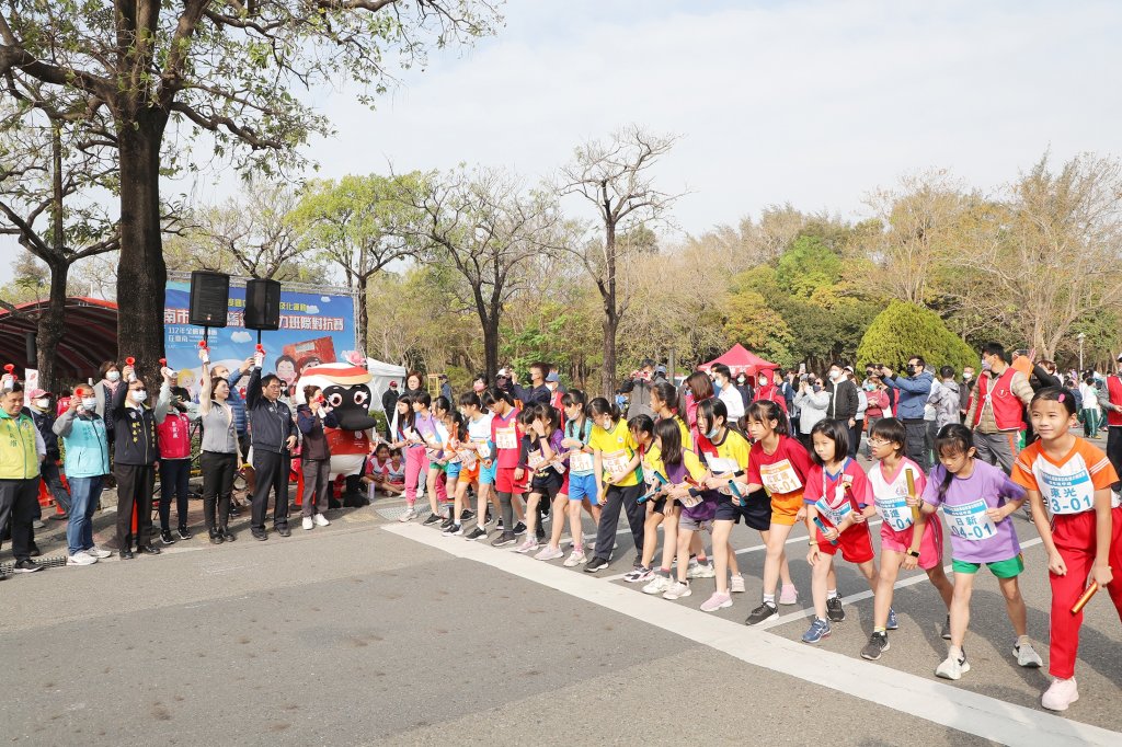 全國首創馬拉松接力班際對抗賽 黃偉哲勉勵跑出團隊精神