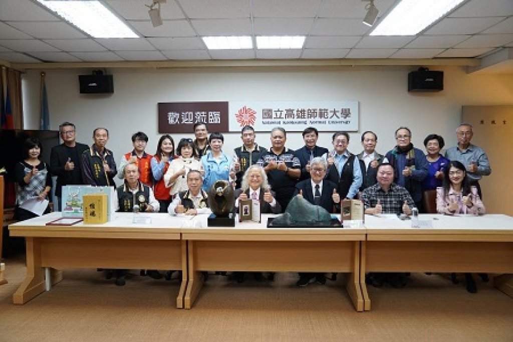  藝術家黃澤華捐贈高師大銅雕藝術品 吳連賞校長代表接受典藏