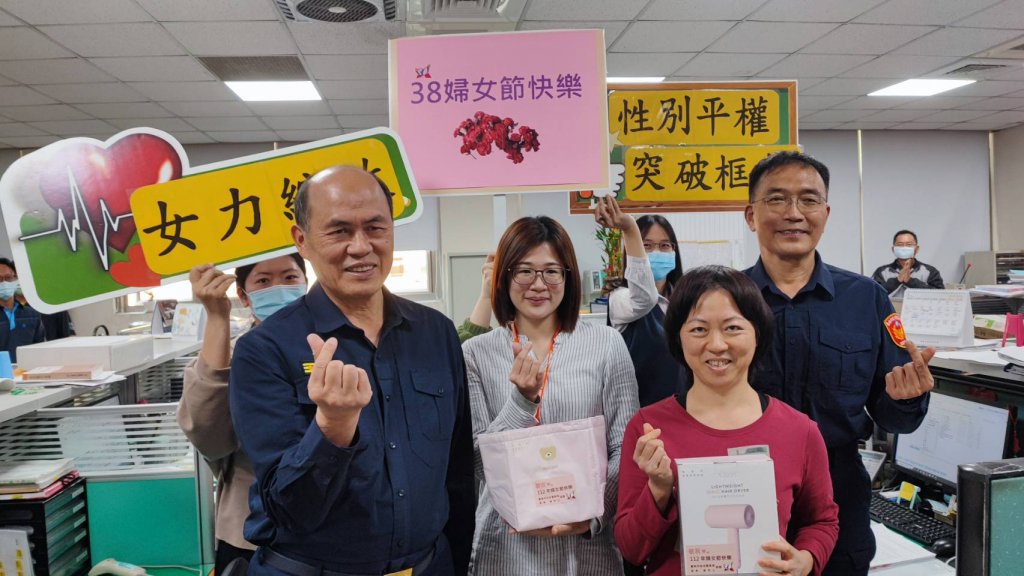 南警歡慶婦女節 局長廖宗山送女警「草莓閃電泡芙」