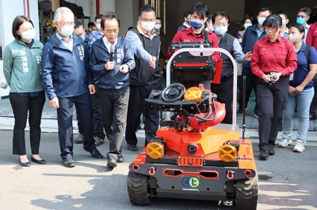 林欽榮視察消防機器人救災運用操演 運用智慧科技提升救災量能 減少消防人員曝露高危險場域