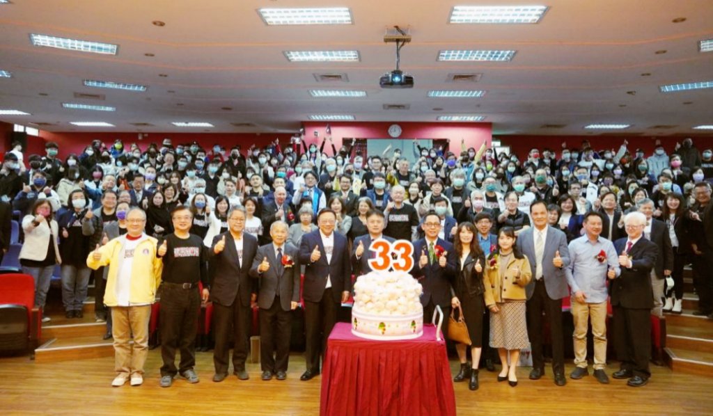 中華大學33周年校慶頒發資深教職員工獎　潘天壹和戴耀賽獲頒傑出校友獎