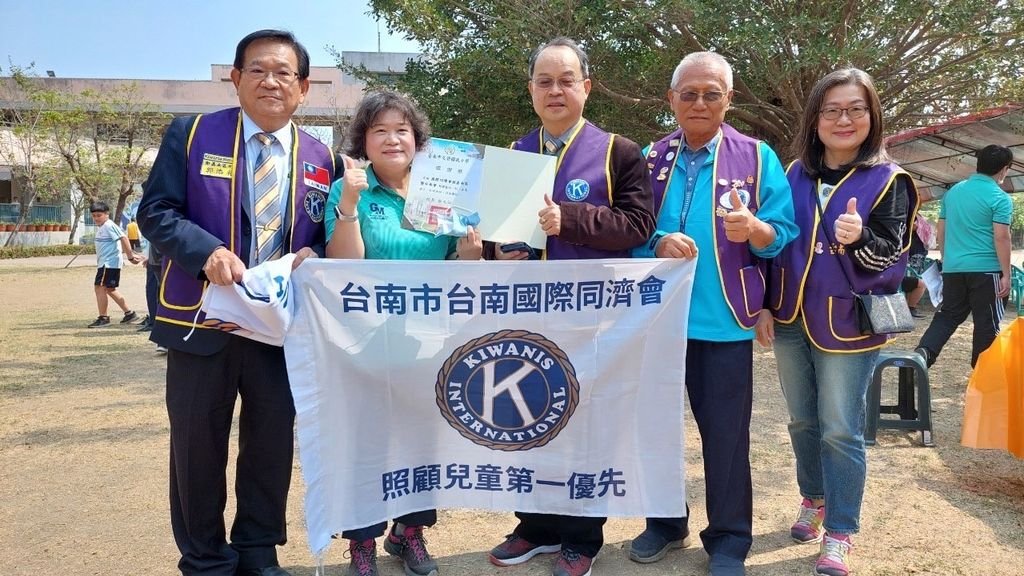 台南同濟會關懷兒童 捐贈偏鄉小學校籃球