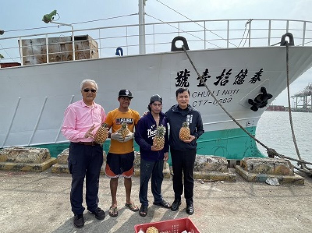 關懷遠洋漁船外籍船員 海洋局分享高雄當季特產鳳梨 