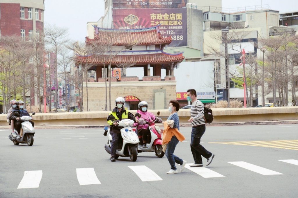 保護行人安全不懈怠　竹市警局加大路口執法力度取締重點「車輛不停讓行人」