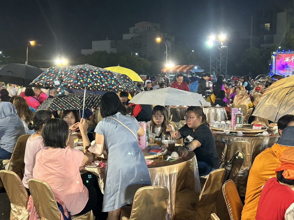 媽祖生降雨 安平天后宮席開300桌 千人撐傘吃平安宴