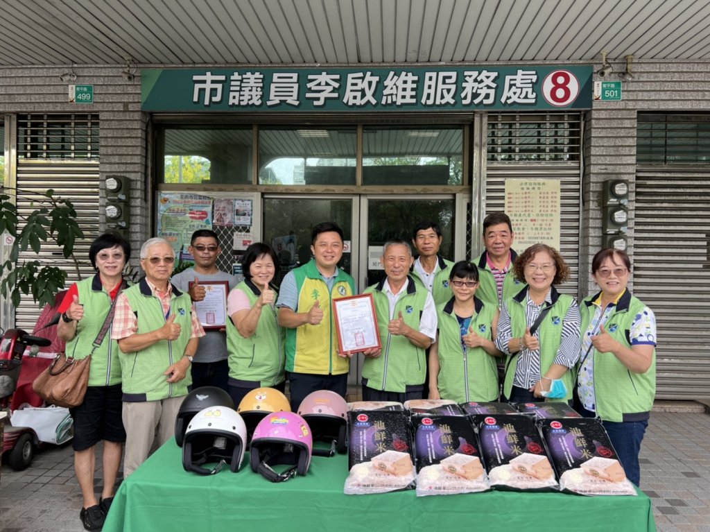 民間企業與熱心人士合捐一批米、安全帽和扶助金給台南市觀護協會