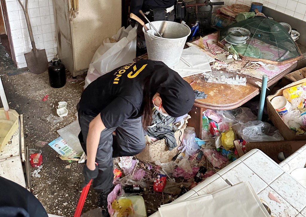 南市社會局偕民間3天清出近百袋垃圾 獨老十多年沒看過地板