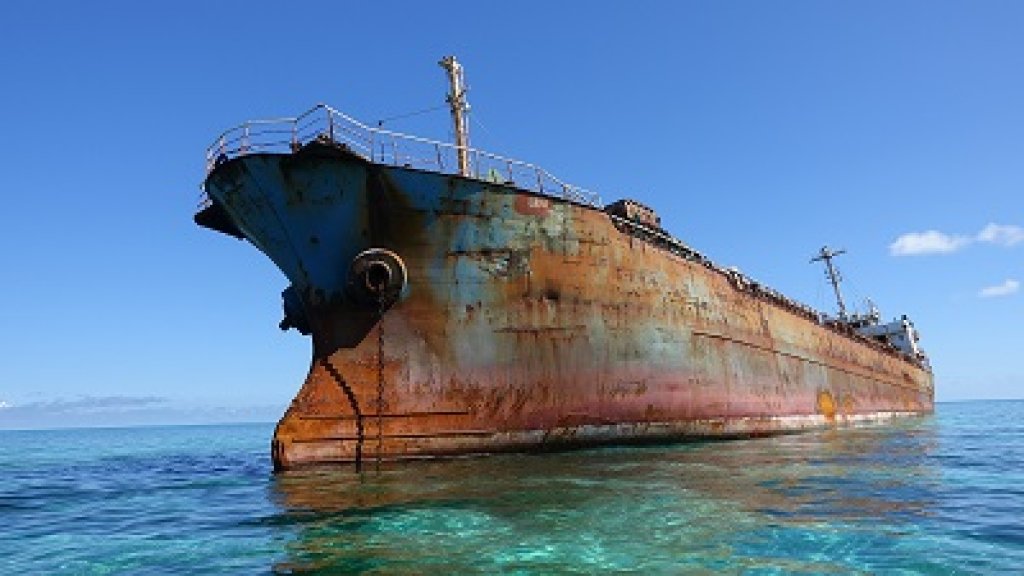  尚比亞籍利迪亞輪擱淺東沙群島，航港局介入成功脫淺!