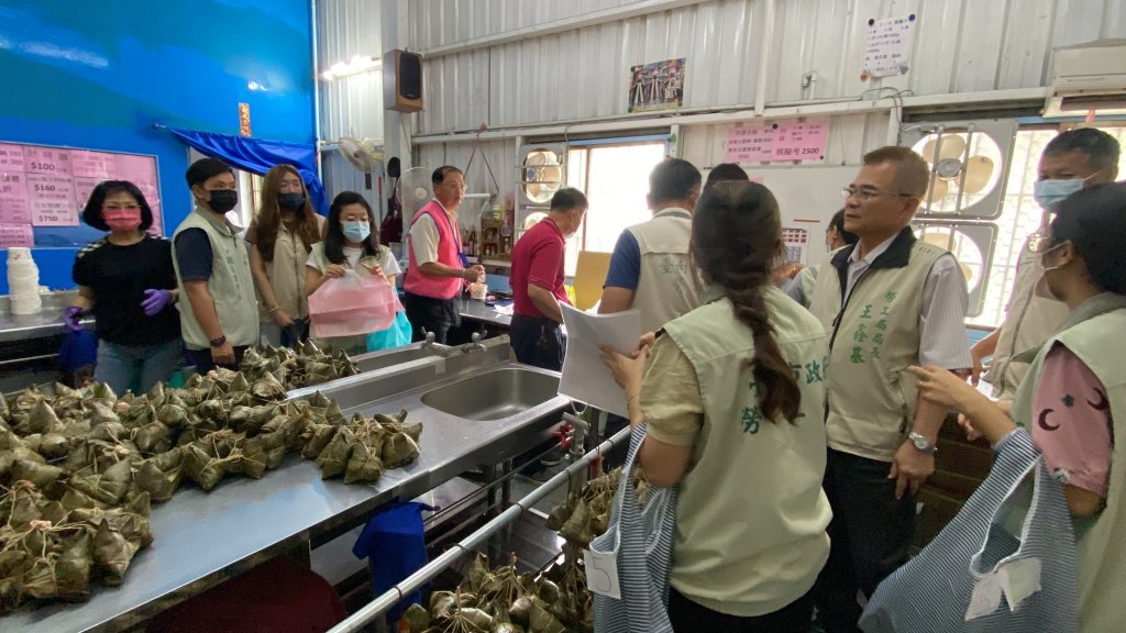 勞工局媒合各大工會將學員親手特製肉粽 送給臺南弱勢享用