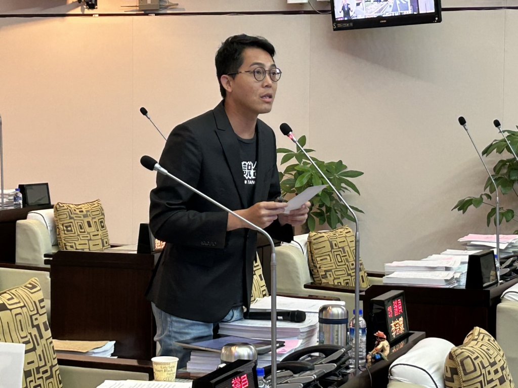 市議員李宗霖針對台南市觀光標示要求黃偉哲進行改善