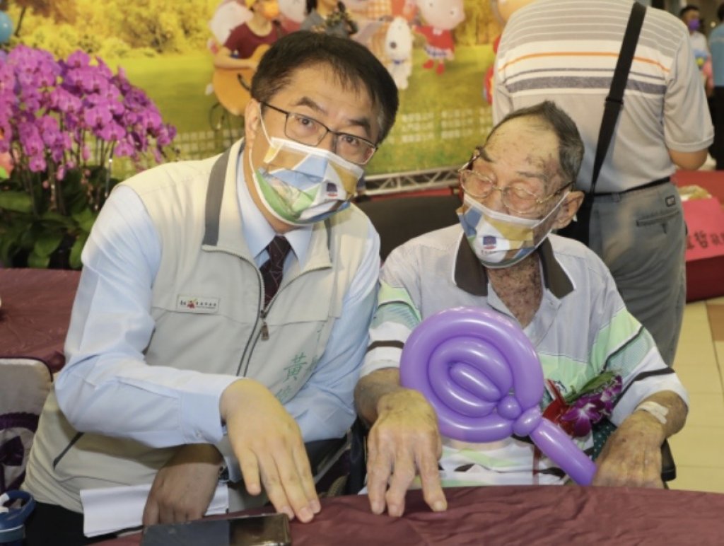 南市7月起開辦老人健保費補助 黃偉哲再推「雙老家庭健康支持服務」