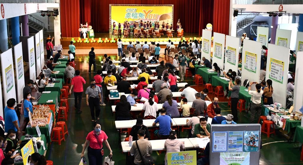疫後產業復甦！勞動部北台南最大場徵才新營登場 吸引民眾近500人來求職