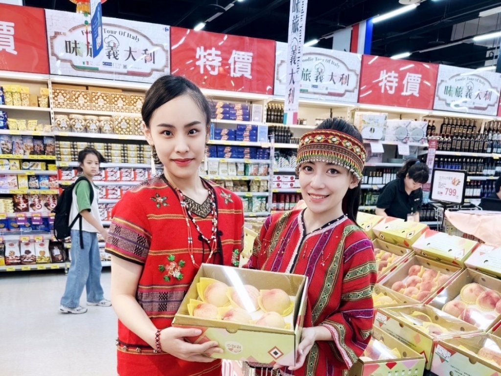藝人小嫻及水蜜桃公主王艾妮、高薛采鳳　化身直播主推銷拉拉山水蜜桃線上熱賣完售500盒