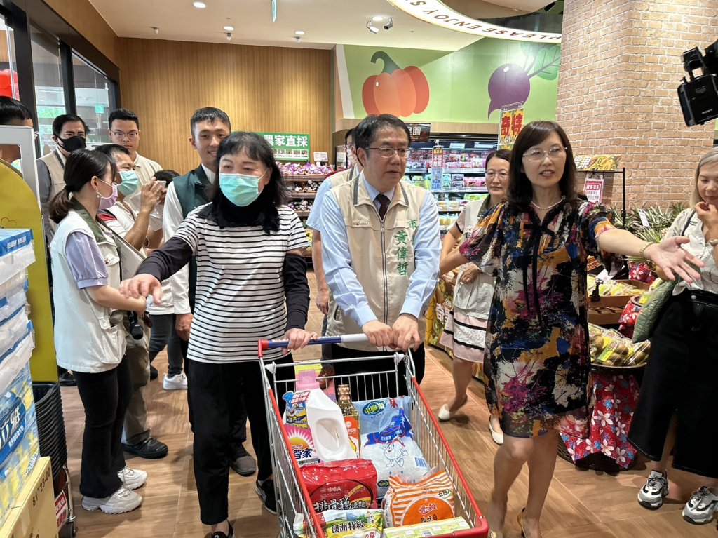 全聯慶祥基金會捐助南市實物銀行物資 黃偉哲親身體驗選購物資情況