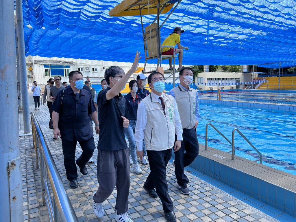 黃偉哲視察臺南市立游泳池戶外池整修成果 力讚成為南部首座微型國民運動中心